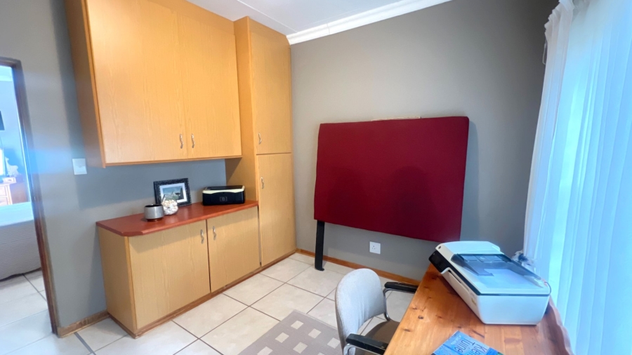 4 Bedroom Property for Sale in Langenhovenpark Free State